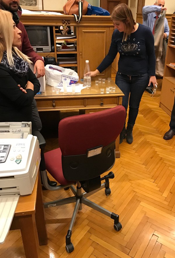 Ο Κεγκέρογλου κέρασε τσικουδιά στη Βουλή: Η τελευταία που φέρνω, από Γενάρη μπαίνει ο φόρος ΣΥΡΙΖΑ | iefimerida.gr 2