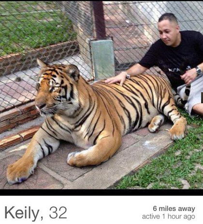 Μια νέα αντρική μανία -Ποζάρουν δίπλα σε άγρια ζώα για να προσελκύσουν γυναίκες [εικόνες] | iefimerida.gr 0