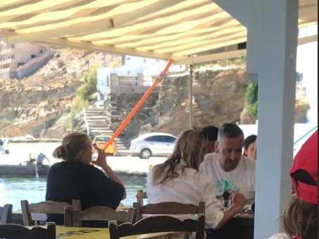Εντοπίσαμε την Κέιτ Μος να τρώει σε ταβέρνα στην Τήνο [εικόνες] | iefimerida.gr 0
