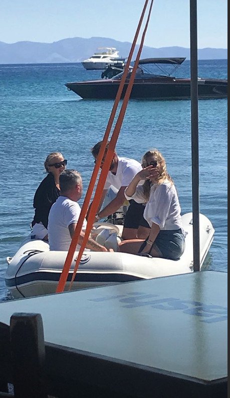 Εντοπίσαμε την Κέιτ Μος να τρώει σε ταβέρνα στην Τήνο [εικόνες] | iefimerida.gr 1