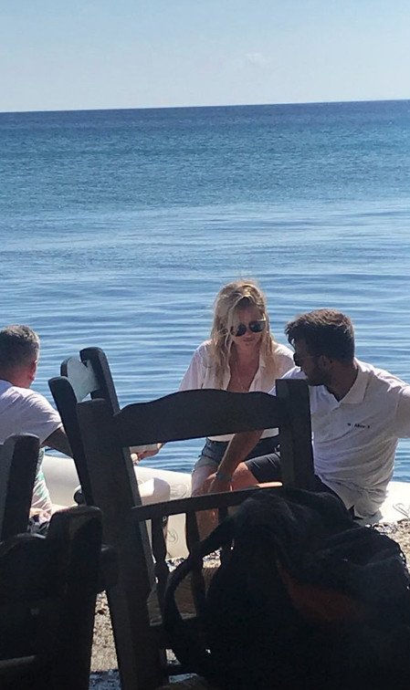 Εντοπίσαμε την Κέιτ Μος να τρώει σε ταβέρνα στην Τήνο [εικόνες] | iefimerida.gr 2