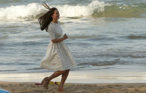 Οταν η Κέιτ Μίντλετον θύμισε την Πάμελα Αντερσον στο Baywatch -Tρέχοντας στην αμμουδιά σαν ναυαγοσώστρια [εικόνες] | iefimerida.gr 0