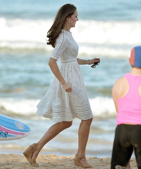 Οταν η Κέιτ Μίντλετον θύμισε την Πάμελα Αντερσον στο Baywatch -Tρέχοντας στην αμμουδιά σαν ναυαγοσώστρια [εικόνες] | iefimerida.gr 1