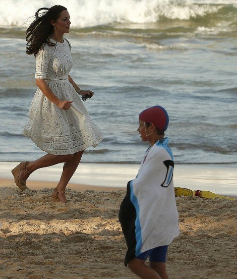 Οταν η Κέιτ Μίντλετον θύμισε την Πάμελα Αντερσον στο Baywatch -Tρέχοντας στην αμμουδιά σαν ναυαγοσώστρια [εικόνες] | iefimerida.gr 2