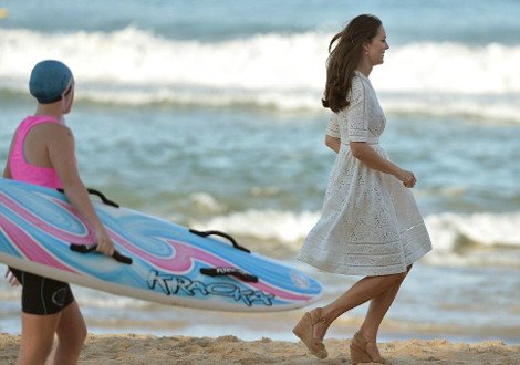 Οταν η Κέιτ Μίντλετον θύμισε την Πάμελα Αντερσον στο Baywatch -Tρέχοντας στην αμμουδιά σαν ναυαγοσώστρια [εικόνες] | iefimerida.gr 4