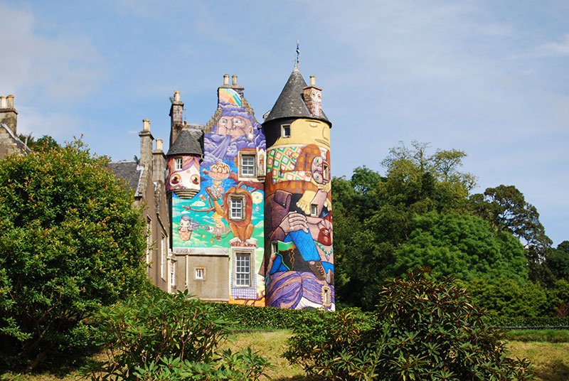 Το διάσημο κάστρο της Σκωτίας έγινε πολύχρωμο: Βραζιλιάνοι και Σκωτσέζοι γκραφιτάδες ένωσαν τα σπρέι τους [εικόνες] | iefimerida.gr 1