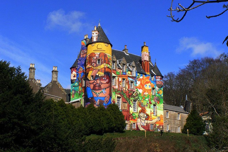 Το διάσημο κάστρο της Σκωτίας έγινε πολύχρωμο: Βραζιλιάνοι και Σκωτσέζοι γκραφιτάδες ένωσαν τα σπρέι τους [εικόνες] | iefimerida.gr 2