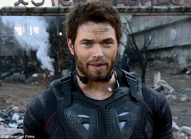 Ο «θεός» Κέλαν Λουτζ φορά την πανοπλία του Ηρακλή και κολάζει [βίντεο +εικόνες] | iefimerida.gr 0