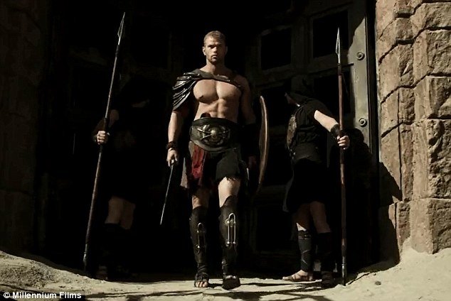 Ο «θεός» Κέλαν Λουτζ φορά την πανοπλία του Ηρακλή και κολάζει [βίντεο +εικόνες] | iefimerida.gr 3