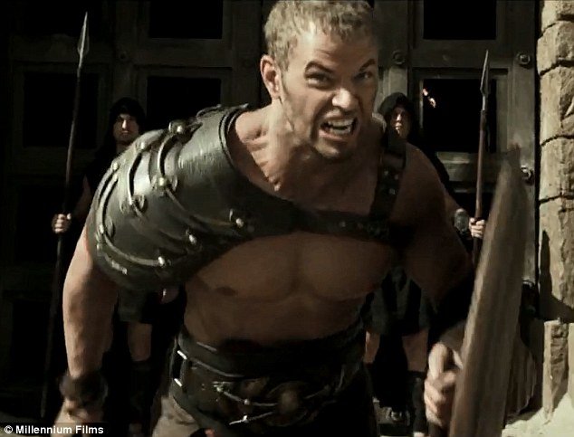 Ο «θεός» Κέλαν Λουτζ φορά την πανοπλία του Ηρακλή και κολάζει [βίντεο +εικόνες] | iefimerida.gr 1