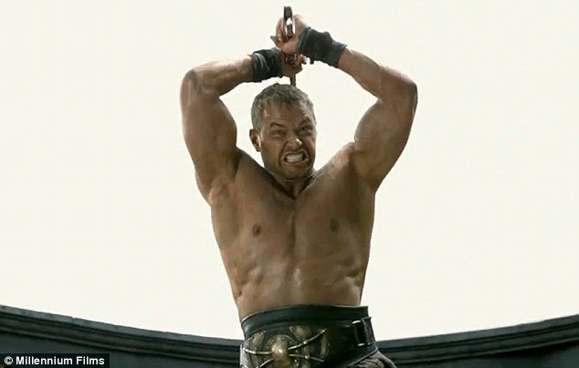 Ο «θεός» Κέλαν Λουτζ φορά την πανοπλία του Ηρακλή και κολάζει [βίντεο +εικόνες] | iefimerida.gr 2