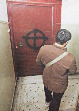 Σημάδευαν με κέλτικο σταυρό τα σπίτια μεταναστών και στη συνέχεια επιτίθενταν -Μέθοδοι Χίτλερ από τη Χρυσή Αυγή [εικόνες] | iefimerida.gr 0