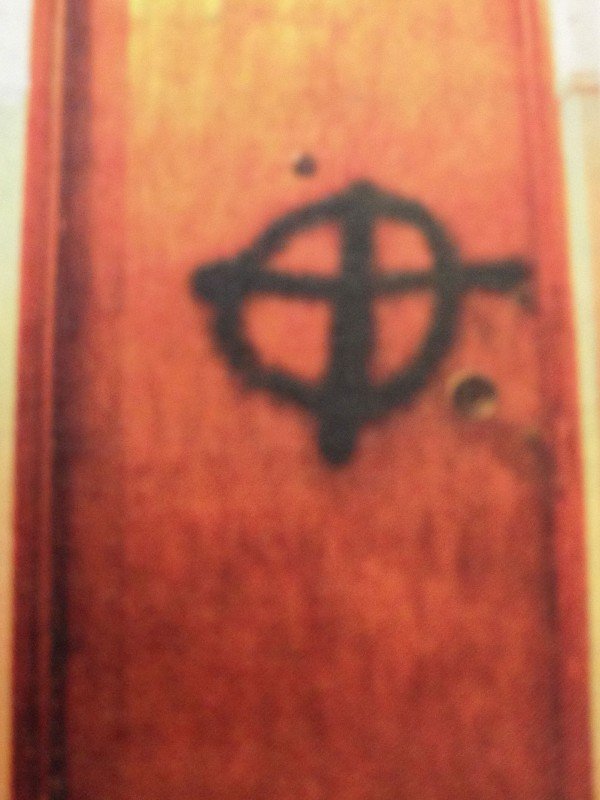 Σημάδευαν με κέλτικο σταυρό τα σπίτια μεταναστών και στη συνέχεια επιτίθενταν -Μέθοδοι Χίτλερ από τη Χρυσή Αυγή [εικόνες] | iefimerida.gr 1