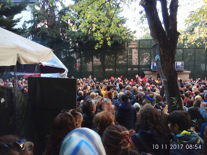 Θεσσαλονίκη: Κοσμοσυρροή στο τουρκικό προξενείο για την επέτειο θανάτου του Ατατούρκ | iefimerida.gr 2