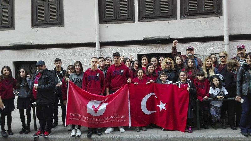 Θεσσαλονίκη: Κοσμοσυρροή στο τουρκικό προξενείο για την επέτειο θανάτου του Ατατούρκ | iefimerida.gr 1