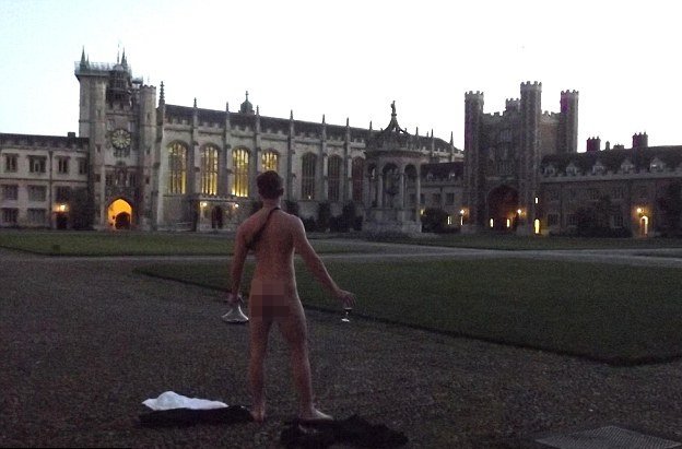 Φοιτητές του Κέμπριτζ διαγωνίζονται για τα καλύτερα οπίσθια στο πανεπιστήμιο -Ποζάρουν γυμνοί παντού [εικόνες] | iefimerida.gr 11