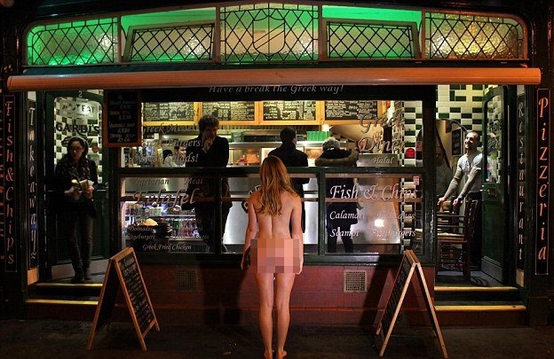 Φοιτητές του Κέμπριτζ διαγωνίζονται για τα καλύτερα οπίσθια στο πανεπιστήμιο -Ποζάρουν γυμνοί παντού [εικόνες] | iefimerida.gr 12