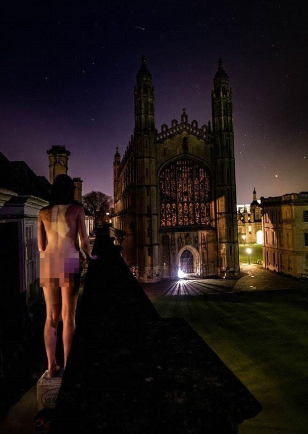Φοιτητές του Κέμπριτζ διαγωνίζονται για τα καλύτερα οπίσθια στο πανεπιστήμιο -Ποζάρουν γυμνοί παντού [εικόνες] | iefimerida.gr 9