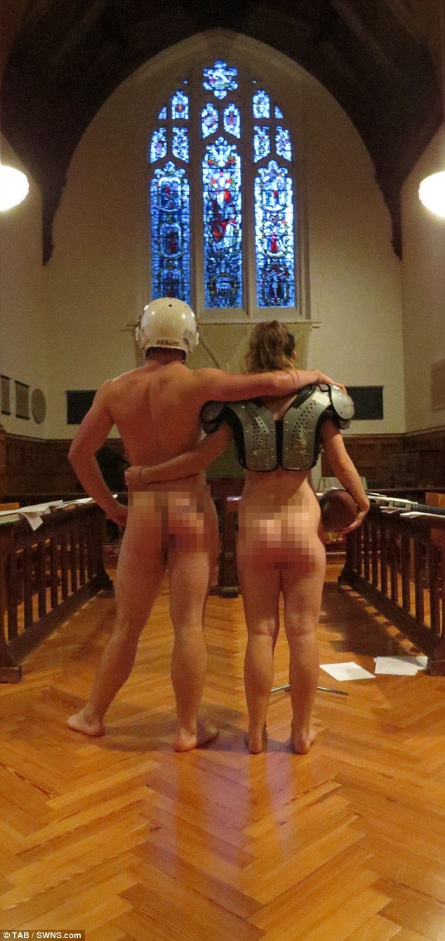 Φοιτητές του Κέμπριτζ διαγωνίζονται για τα καλύτερα οπίσθια στο πανεπιστήμιο -Ποζάρουν γυμνοί παντού [εικόνες] | iefimerida.gr 10