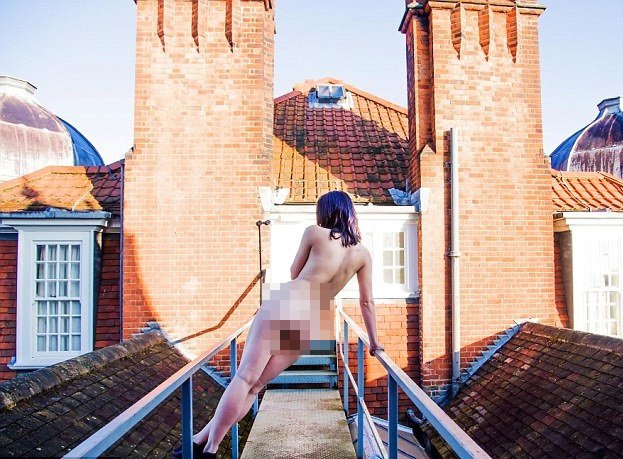 Φοιτητές του Κέμπριτζ διαγωνίζονται για τα καλύτερα οπίσθια στο πανεπιστήμιο -Ποζάρουν γυμνοί παντού [εικόνες] | iefimerida.gr 1