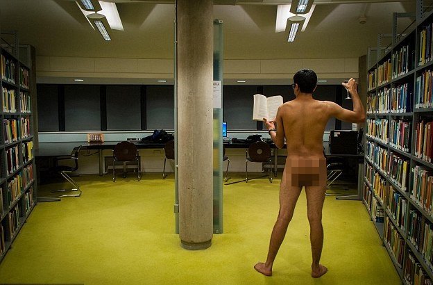 Φοιτητές του Κέμπριτζ διαγωνίζονται για τα καλύτερα οπίσθια στο πανεπιστήμιο -Ποζάρουν γυμνοί παντού [εικόνες] | iefimerida.gr 5