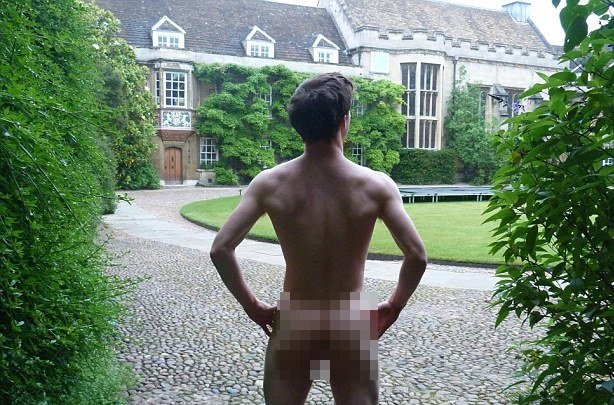 Φοιτητές του Κέμπριτζ διαγωνίζονται για τα καλύτερα οπίσθια στο πανεπιστήμιο -Ποζάρουν γυμνοί παντού [εικόνες] | iefimerida.gr 6