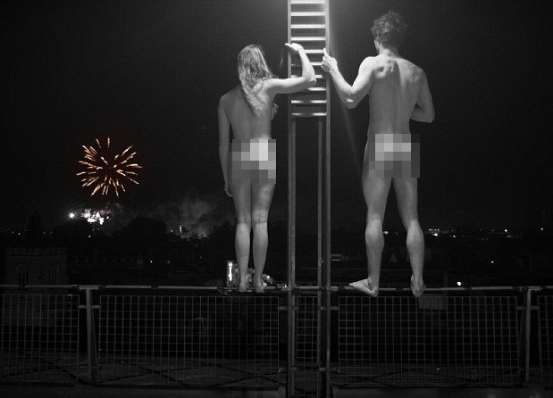 Φοιτητές του Κέμπριτζ διαγωνίζονται για τα καλύτερα οπίσθια στο πανεπιστήμιο -Ποζάρουν γυμνοί παντού [εικόνες] | iefimerida.gr 7