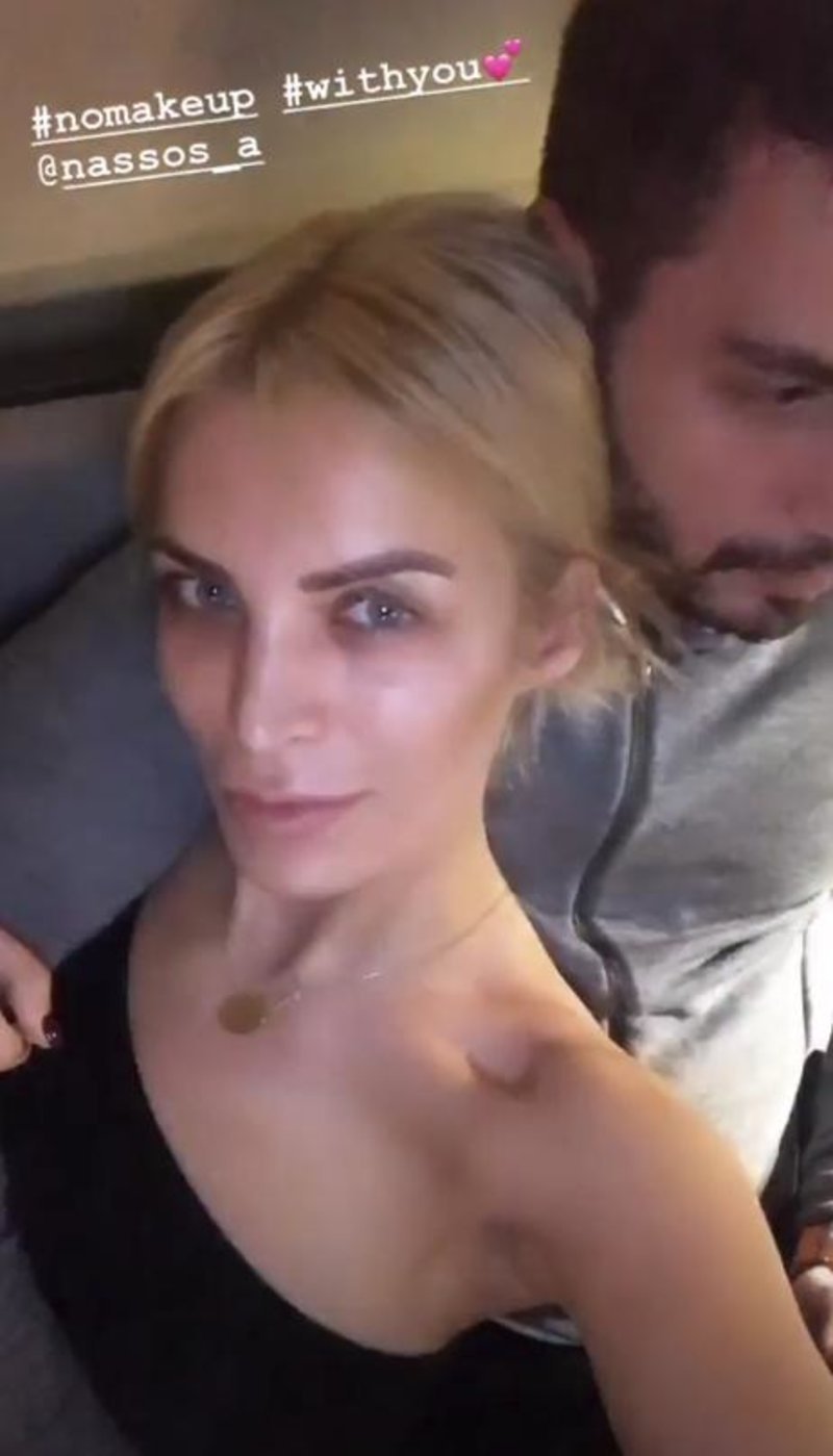 Η Καινούργιου ερωτευμένη και αμακιγιάριστη -Ποζάρει στην αγκαλιά του συντρόφου της [εικόνες] | iefimerida.gr 0
