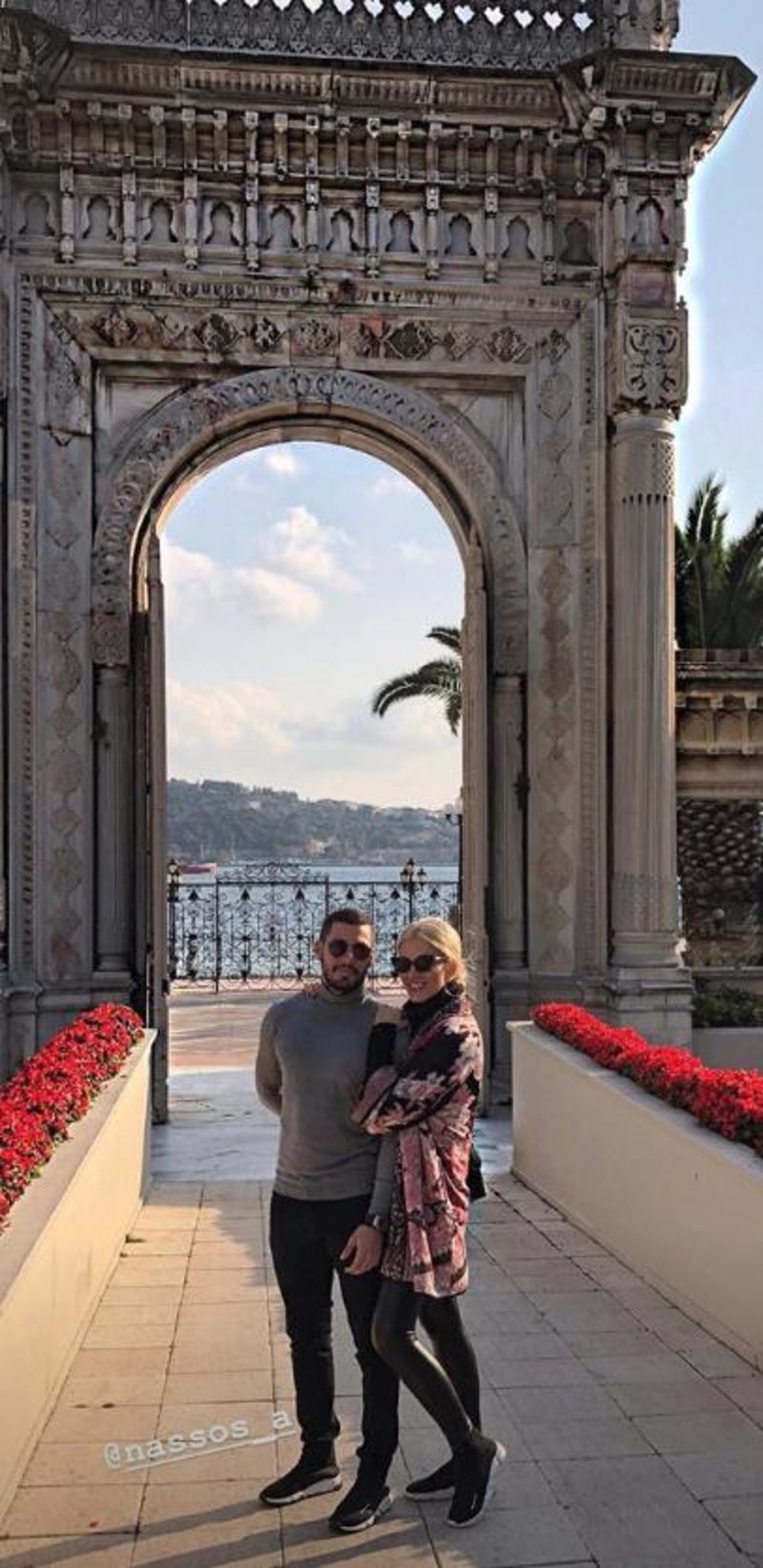 Η Καινούργιου ερωτευμένη και αμακιγιάριστη -Ποζάρει στην αγκαλιά του συντρόφου της [εικόνες] | iefimerida.gr 1