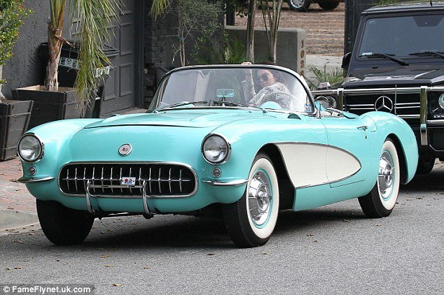 Οι γυναίκες που οδηγούν vintage αμάξια είναι σέξι- Η Kendall Jenner και άλλες διάσημες το αποδεικνύουν [εικόνες] | iefimerida.gr 1