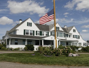 Εργα τέχνης από σανίδια, παράθυρα και πρίζες της έπαυλης των Κένεντι [εικόνες]  | iefimerida.gr 2