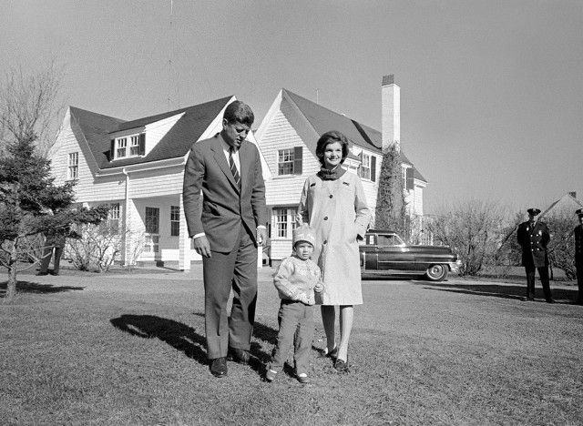 Εργα τέχνης από σανίδια, παράθυρα και πρίζες της έπαυλης των Κένεντι [εικόνες]  | iefimerida.gr 4