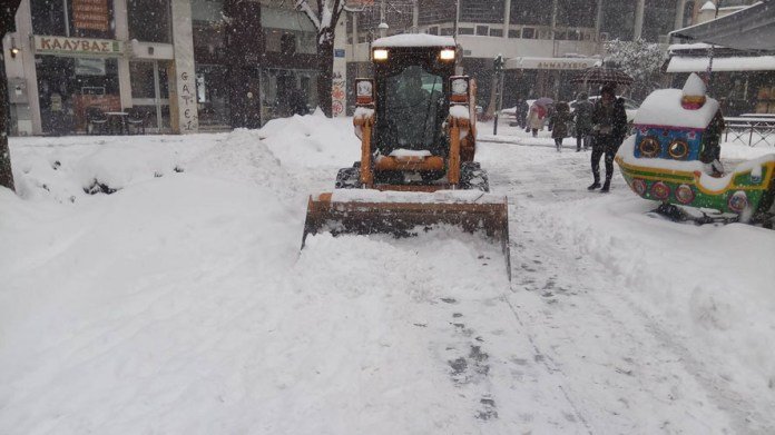 Βγήκαν τα εκχιονιστικά στο κέντρο της Λάρισας [εικόνες] | iefimerida.gr 2