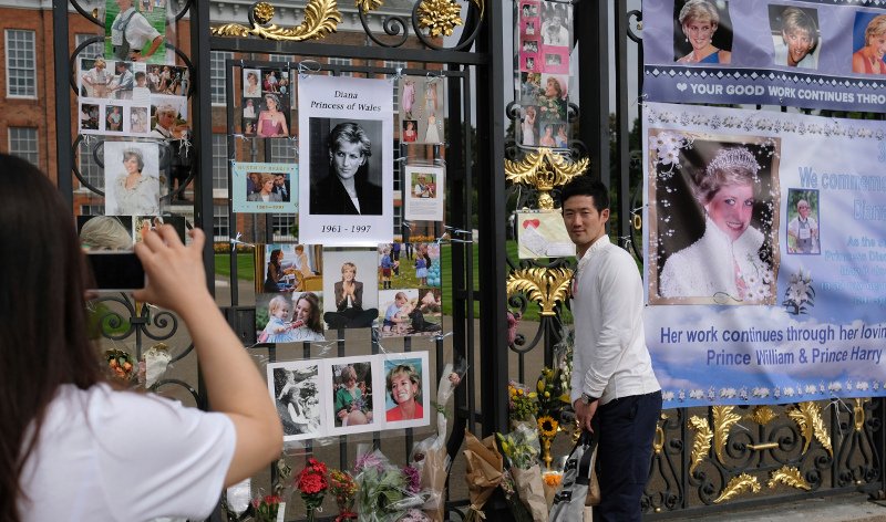 20 χρόνια μετά το θάνατο της Νταϊάνα, οι Βρετανοί αφήνουν λουλούδια στο παλάτι [εικόνες] | iefimerida.gr 1