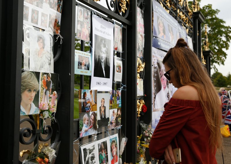 20 χρόνια μετά το θάνατο της Νταϊάνα, οι Βρετανοί αφήνουν λουλούδια στο παλάτι [εικόνες] | iefimerida.gr 2