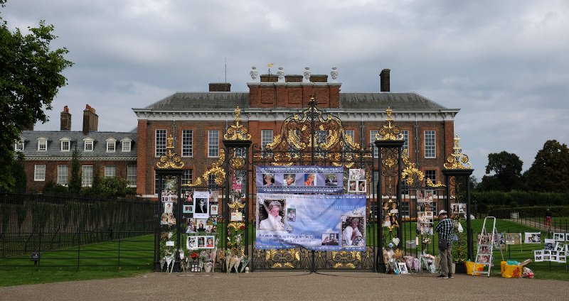 20 χρόνια μετά το θάνατο της Νταϊάνα, οι Βρετανοί αφήνουν λουλούδια στο παλάτι [εικόνες] | iefimerida.gr 4