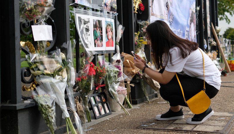 20 χρόνια μετά το θάνατο της Νταϊάνα, οι Βρετανοί αφήνουν λουλούδια στο παλάτι [εικόνες] | iefimerida.gr 7