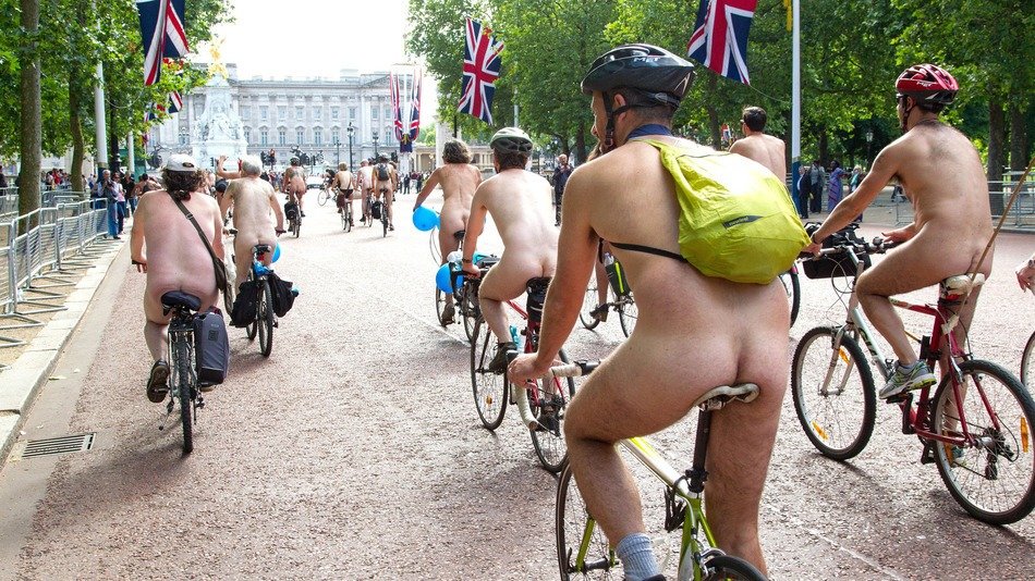 Πέταξαν άντρα έξω από γυμνό ποδηλατικό γύρο λόγω ...στύσης [εικόνες] | iefimerida.gr 1