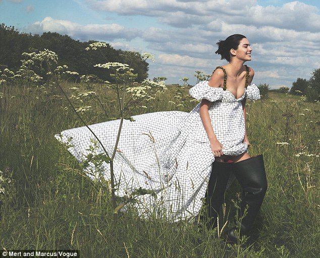 H Vogue αποθεώνει την Κένταλ Τζένερ: Ενα επαναστατικό τεύχος με το αγαπημένο μοντέλο της Γουίντουρ [εικόνες] | iefimerida.gr 1