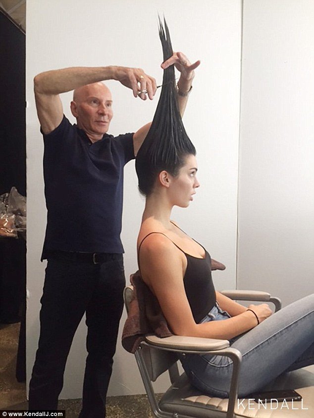 H Vogue αποθεώνει την Κένταλ Τζένερ: Ενα επαναστατικό τεύχος με το αγαπημένο μοντέλο της Γουίντουρ [εικόνες] | iefimerida.gr 2