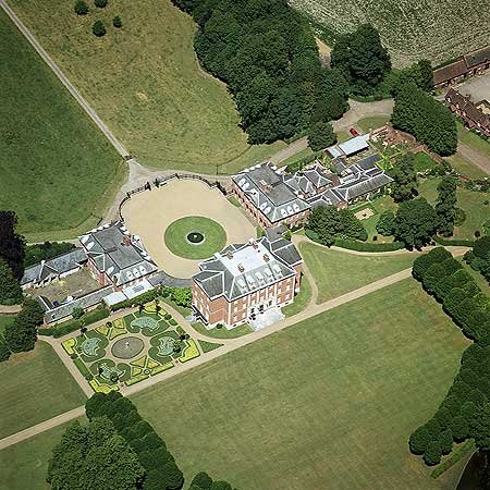 Η Μέι «στριμώχνει» τον Μπόρις Τζόνσον: Τον αναγκάζει να μοιραστεί την έπαυλη του ΥΠΕΞ [εικόνες] | iefimerida.gr 5