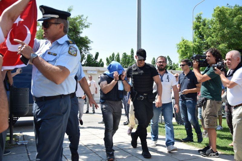 Ενταση κατά την άφιξη των 8 στρατιωτικών στην Αλεξανδρούπολη -Τουρκάλα τρανσέξουαλ τους αποδοκίμασε [εικόνες] | iefimerida.gr 0