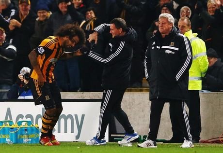 O πιο απίθανος πανηγυρισμός -Μόλις έβαλε γκολ, τον κούρεψαν μέσα στο γήπεδο [βίντεο] | iefimerida.gr 0