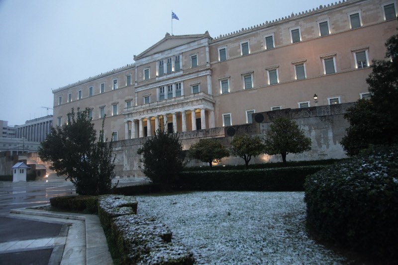 Ο λόφος του Λυκαβηττού στα λευκά, η Ακρόπολη σε άσπρο φόντο! Εντυπωσιακές φωτογραφίες από το κέντρο της Αθήνας [εικόνες] | iefimerida.gr 3