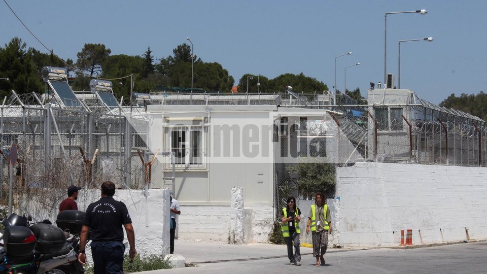 Οδοιπορικό του iefimerida στη Λέσβο -Εγκλωβισμένοι πρόσφυγες και κάτοικοι στα πρόθυρα νευρικής κρίσης | iefimerida.gr 2