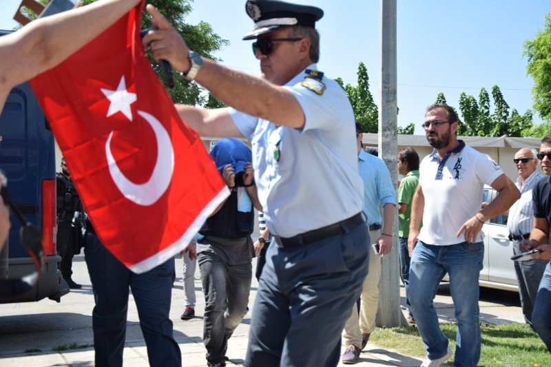 Ενταση κατά την άφιξη των 8 στρατιωτικών στην Αλεξανδρούπολη -Τουρκάλα τρανσέξουαλ τους αποδοκίμασε [εικόνες] | iefimerida.gr 2