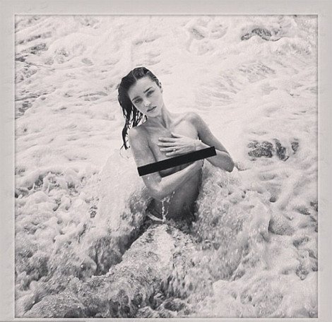 Η Μιράντα Κερ, τόπλες, θαλασσοδέρνεται στα κύματα [εικόνα] | iefimerida.gr 0