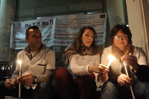 Εξω από το υπουργείο Υγείας θα διανυκτερεύσουν διαμαρτυρόμενοι οι νοσηλευτές [εικόνες] | iefimerida.gr 0