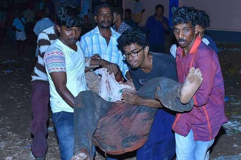 Χάος στην Ινδία -Τουλάχιστον 100 οι νεκροί από την έκρηξη βεγγαλικών [εικόνες & βίντεο] | iefimerida.gr 0