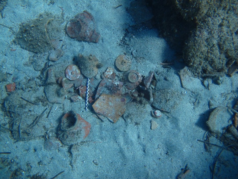 Ενάλια Αρχαιολογική Eρευνα στη Δήλο: Εντοπίστηκαν ναυάγιο, αμφορείς και κτιριακά κατάλοιπα [εικόνες]  | iefimerida.gr 1